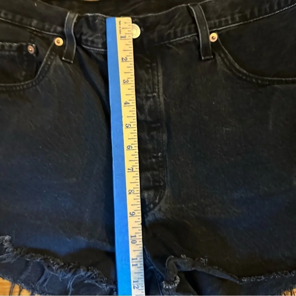 Levi’s Women’s Washed Black Denim Cut Off 501 Button Fly Shorts size 34 (O)